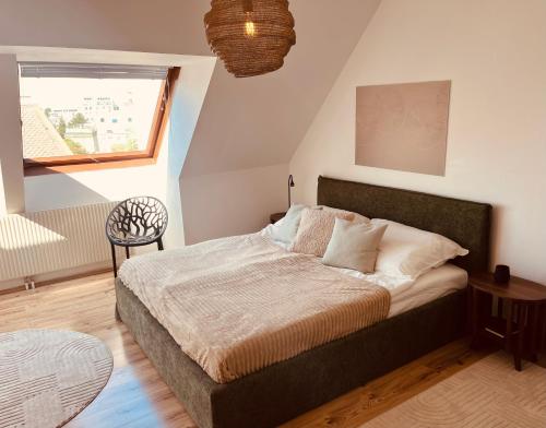Modern 1BR plus sofabed apartment next to Metro U1 only 15min to City Center Vienna