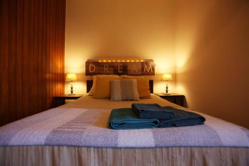 un lit avec deux serviettes dessus dans l'établissement Studio DOWNTOWN, à Porto