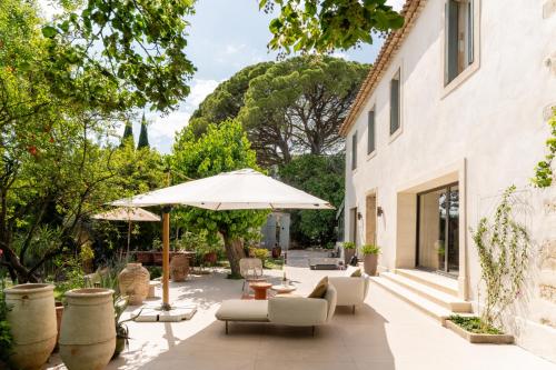 Mas provençal dans un écrin de verdure