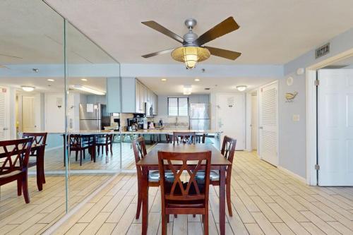 11th Floor Condo On-site restaurant Multiple pools hot tub w splash pad photo 7