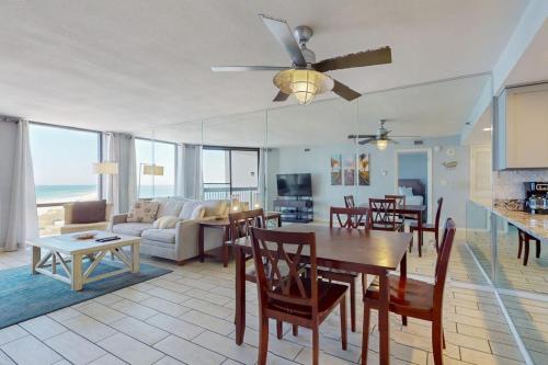 11th Floor Condo On-site restaurant Multiple pools hot tub w splash pad photo 8