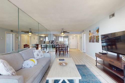 11th Floor Condo On-site restaurant Multiple pools hot tub w splash pad photo 6