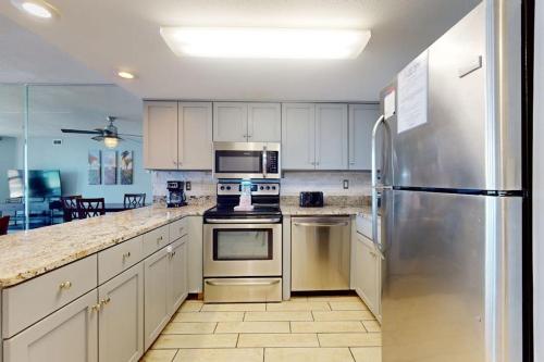 11th Floor Condo On-site restaurant Multiple pools hot tub w splash pad photo 10