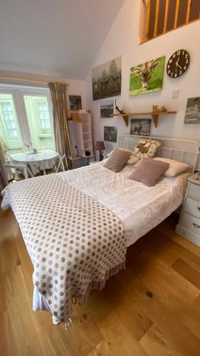 a bedroom with a large white bed in a room at Exmoor retreat on Two Moors Way in Withypool