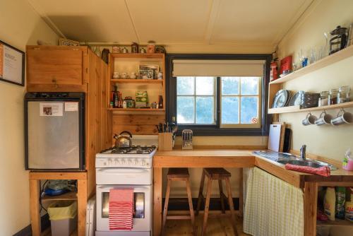 
A kitchen or kitchenette at Stringer's Cottage
