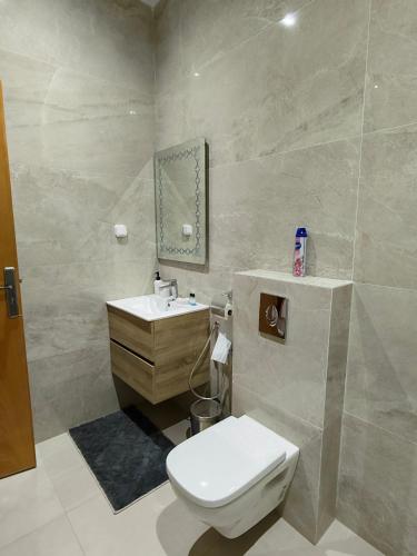 a bathroom with a toilet and a sink at Villa Inaya in Tasdert