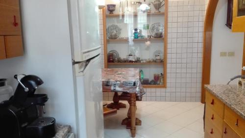 eine Küche mit einem kleinen Tisch in der Küche in der Unterkunft B&B Sessoriana in Rom
