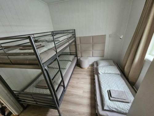 a bunk bed room with two bunk beds in it at Hillegård 6E in Lærdalsøyri