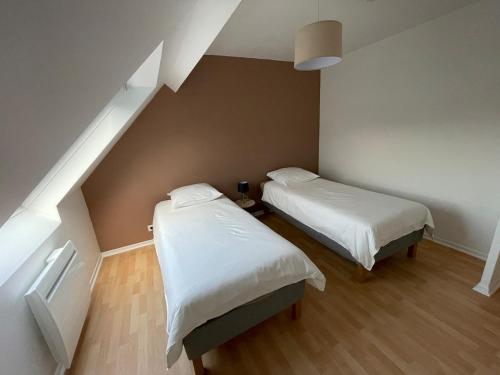 a room with two beds in a attic at La Guignicourtoise in Guignicourt