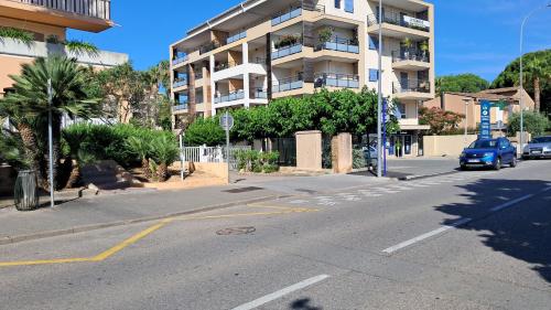 Bel appartement avec piano et parking plein air dans résidence