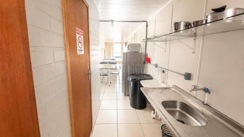 a hospital room with a sink and a counter at Perto da Meia Praia e do Píer com Cozinha Garagem Ar Wi-Fi e Enxoval - CASA OLINDA in Porto Belo