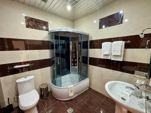ein Badezimmer mit Toilette und Waschbecken in der Unterkunft Christy Hotel in Goris