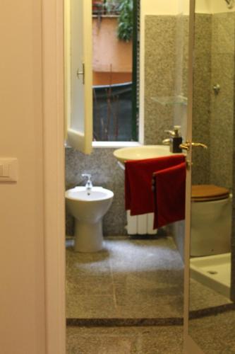ローマにあるMama Trastevereのバスルーム(洗面台、トイレ、シンク付)