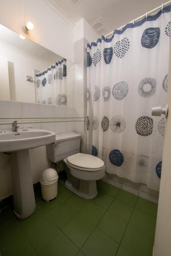 a bathroom with a toilet and a sink at Hotel San Francisco De la Selva in Copiapó