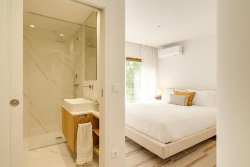 a bedroom with a bed and a sink and a shower at Matosinhos in Matosinhos