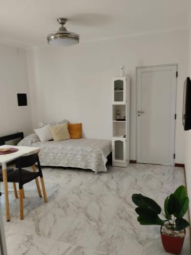 a living room with a bed and a table at Annie in La Falda