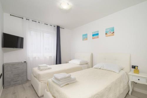 Apartments with parking space Medulin - 27682