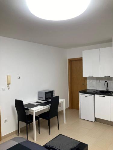 Apartments with parking space Pula - 27715