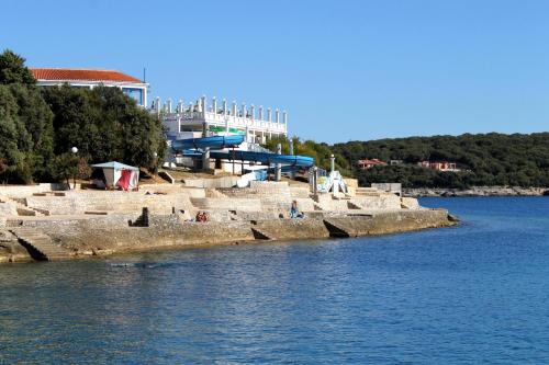 Apartments with parking space Pula - 27715