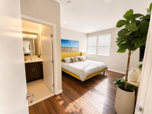 a bedroom with a bed and a bathroom with a sink at Spacious, Comfortable, and Central Condo in Los Angeles