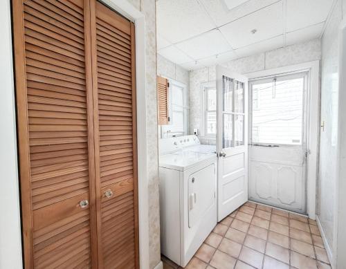a laundry room with a washer and dryer at Majestic Hotel & Apartments in Ocean City