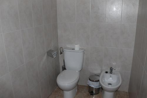 Ένα μπάνιο στο Hostal Sandino