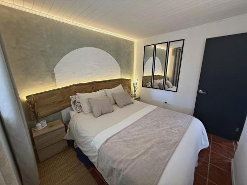 a bedroom with a large bed with a large window at Yucca Lodge en Colbún in Colbún