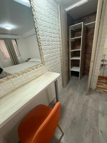 a mirror and a chair in a room at Le Grey Arica in Arica