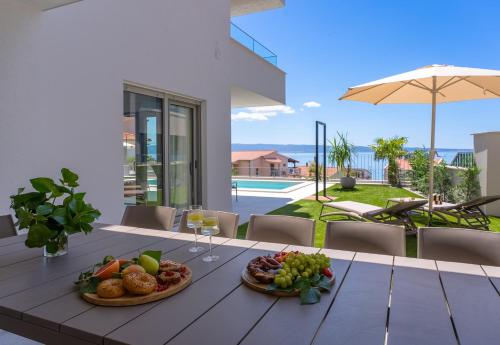 Seaview Villa Morettina, A Coastal Gem Near Split