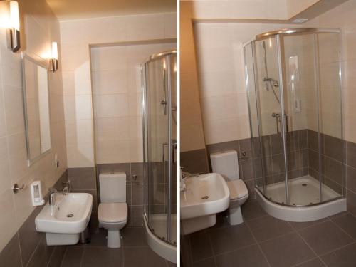 ein Badezimmer mit 2 Waschbecken, einer Dusche und 2 WCs in der Unterkunft Zajazd Antresola in Snochowice