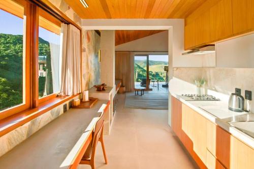 an open kitchen with wooden ceilings and a large window at Casa ALPIN in São José dos Campos