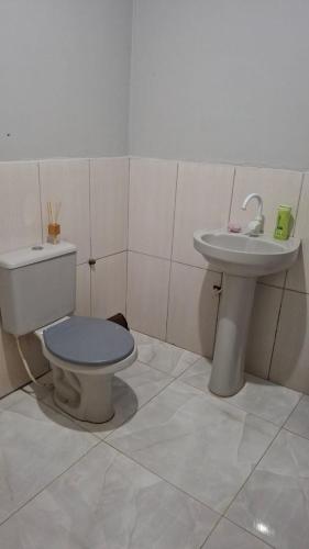 a bathroom with a toilet and a sink at Studio Brasiléia in Brasiléia