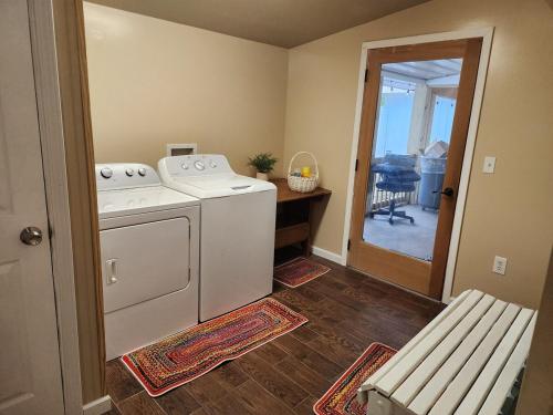 a kitchen with a washer and dryer in a room at The Pecan House in Bainbridge