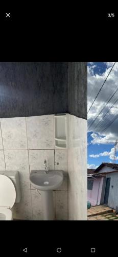 a bathroom with a sink and a toilet at Custo benefício Piri in Pirenópolis