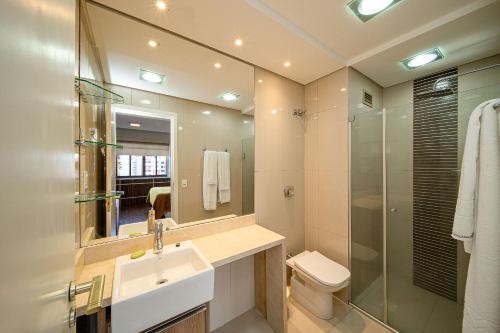 a bathroom with a sink and a toilet and a shower at Hotel Prinz in Joinville