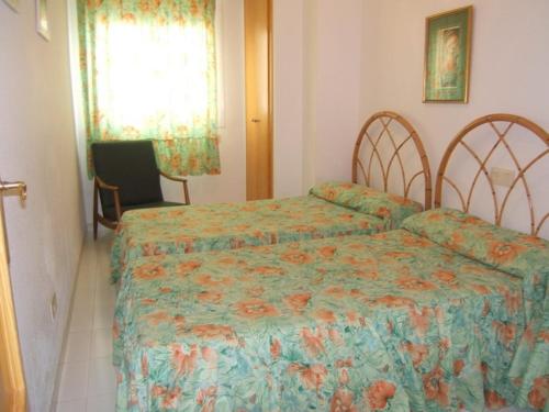 1 dormitorio con 2 camas y ventana en Noria 305, en Alcossebre