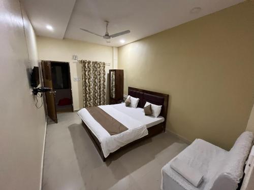 a bedroom with a bed and a television in it at Hotel GMP in Hoshangābād