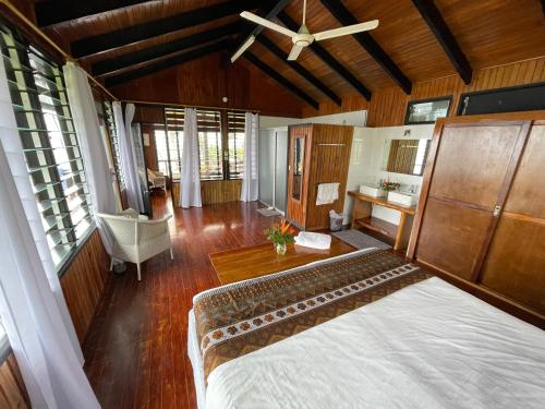 a bedroom with a bed and a desk and a chair at Ucuilagi Resort in Matei