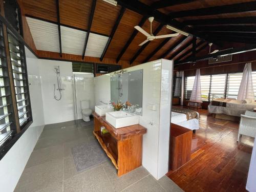 a bathroom with a sink and a shower and a bed at Ucuilagi Resort in Matei
