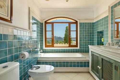 Townhouse with pool and mountain views, just 5 min