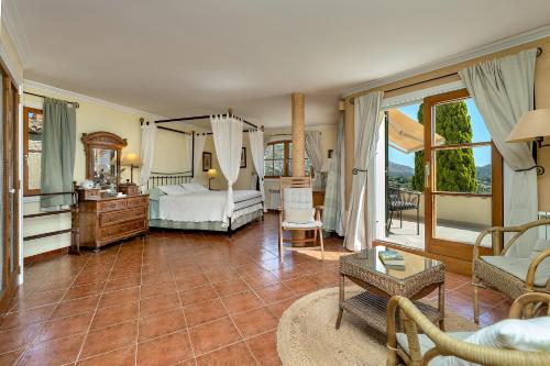 Townhouse with pool and mountain views, just 5 min