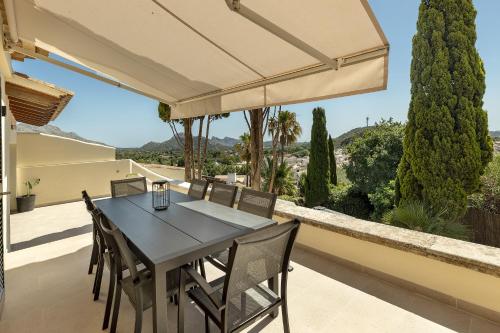 Townhouse with pool and mountain views, just 5 min