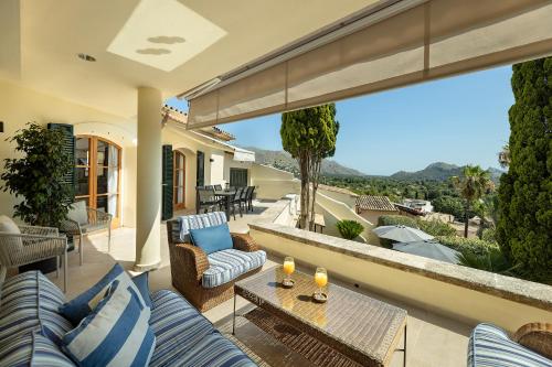 Townhouse with pool and mountain views, just 5 min