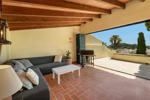 Townhouse with pool and mountain views, just 5 min