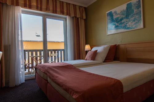 Un pat sau paturi într-o cameră la Hotel Kreuzwirt