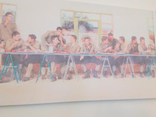 una pintura de un grupo de personas sentadas en una mesa en Clear and Cheap, en Bari