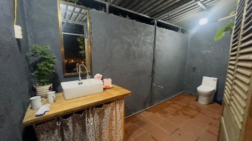 a bathroom with a sink and a toilet at Homestay Vườn Của Gió in Ấp Thanh Sơn (1)