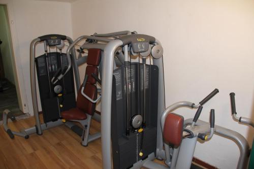 a row of exercise equipment in a room at Hotel Kreuzwirt in Engerwitzdorf