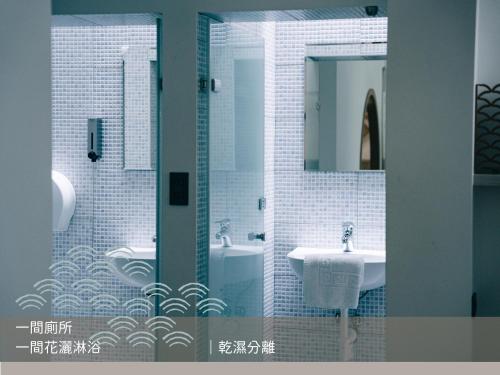 a bathroom with two sinks and a mirror at 錦小路平屋包棟民宿 Nishikikoji inn -寵物友善-國旅卡特約 - Switch- NETFLIX- 台南市民宿586號 in Tainan