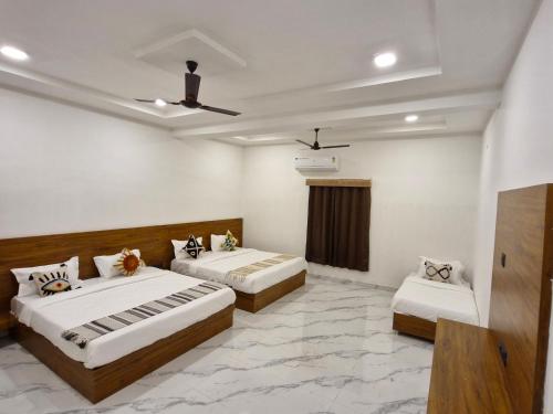 Llit o llits en una habitació de PUSHKAR REGENCY